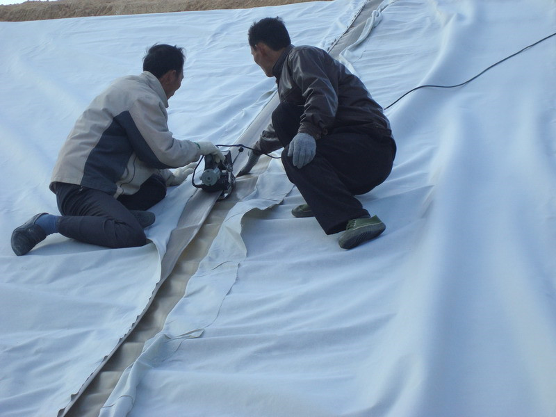 防水土工布怎样延长道路的使用寿命